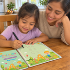 Niña practicando letras en el cuaderno mágico